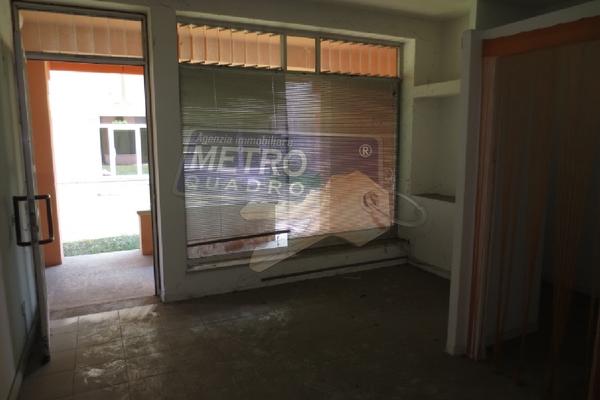 ingresso/vetrina  - UFFICIO THIENE (VI)  
